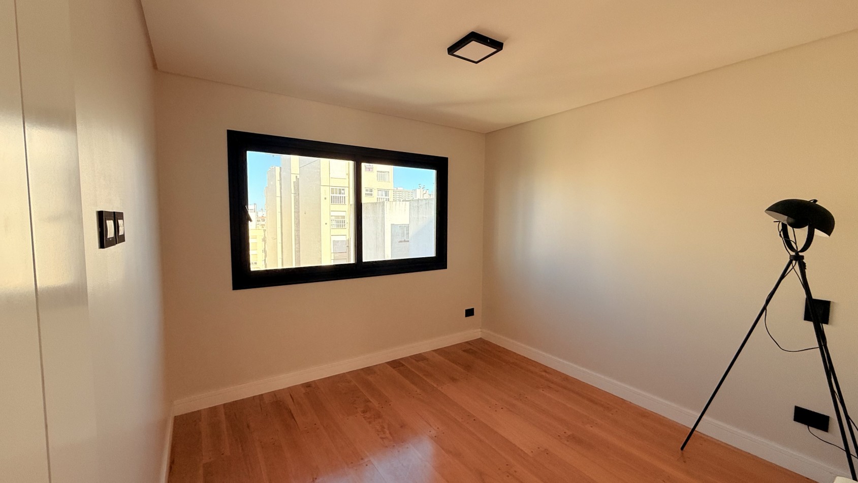 VENTA DEPARTAMENTO 2 AMB CON COCHERA- HIPOLITO YRIGOYEN 1600 