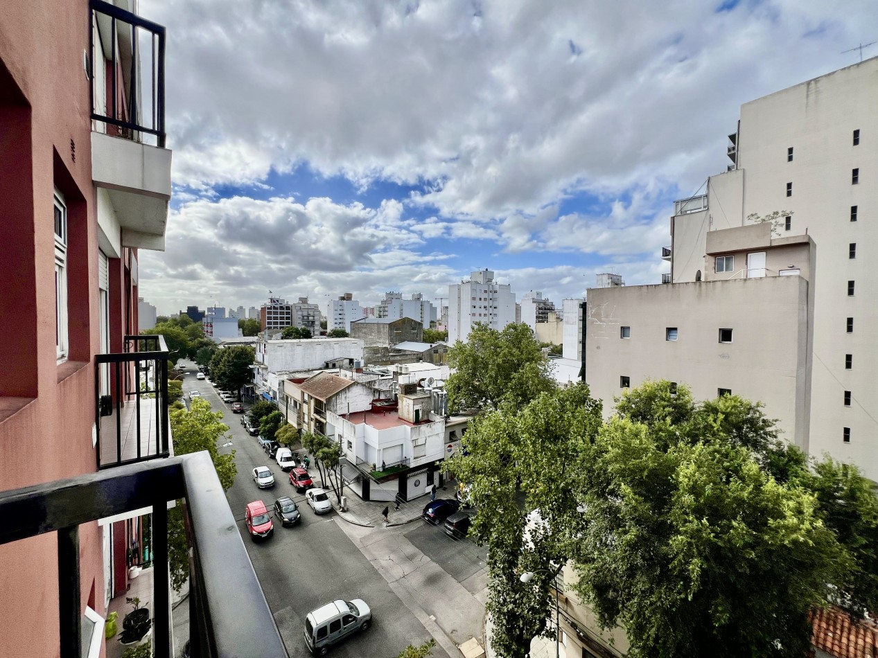 APTO CREDITO. 2 AMBIENTES EN MACROCENTRO SUPER LUMINOSO