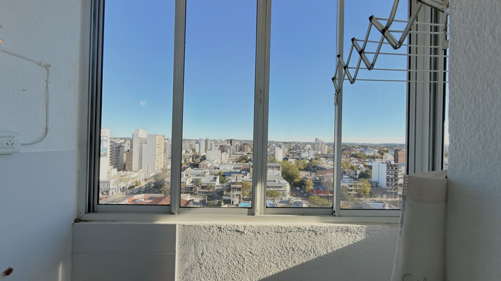 Departamento 4 ambientes en pleno centro - Piso alto con vista abierta