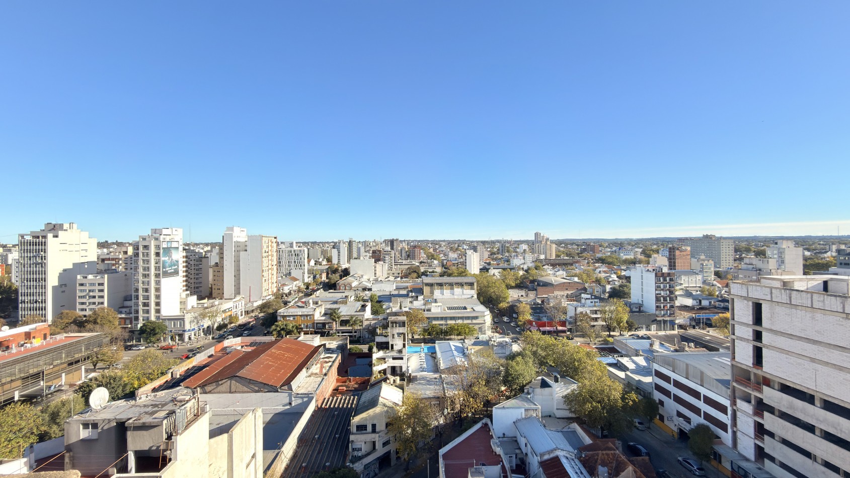 Departamento 4 ambientes en pleno centro - Piso alto con vista abierta