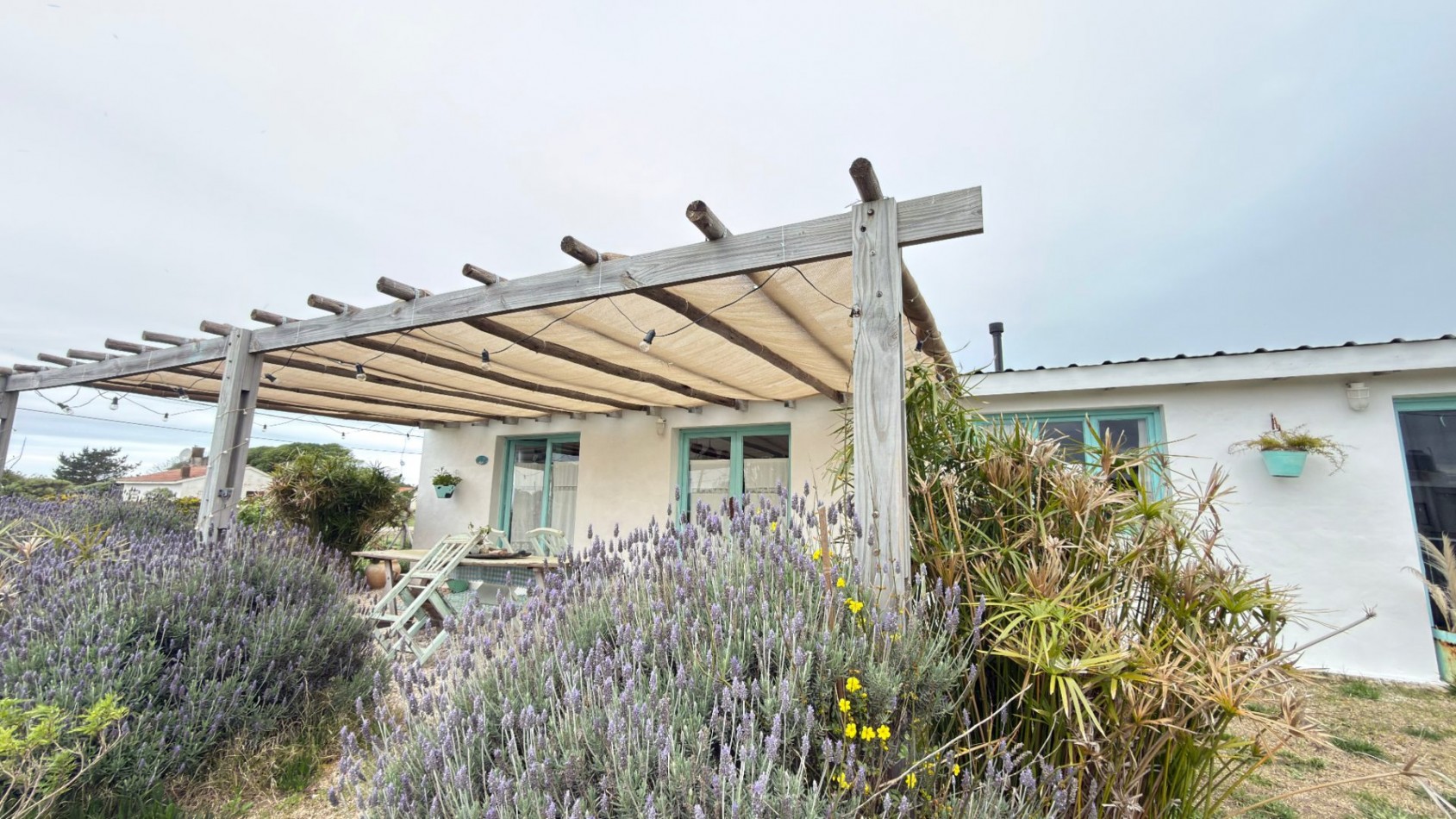 Casa Estilo Campo de 3 ambientes con amplio parque en San Eduardo del Mar