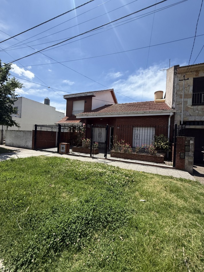 APTO CREDITO Chalet 4 ambientes con garage + departamento