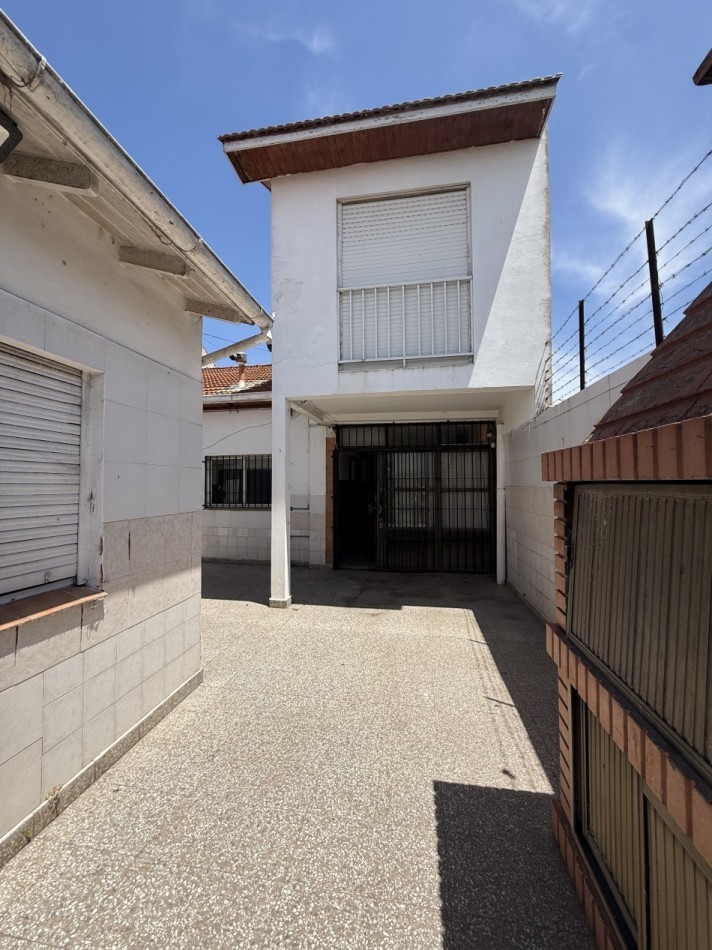 APTO CREDITO Chalet 4 ambientes con garage + departamento