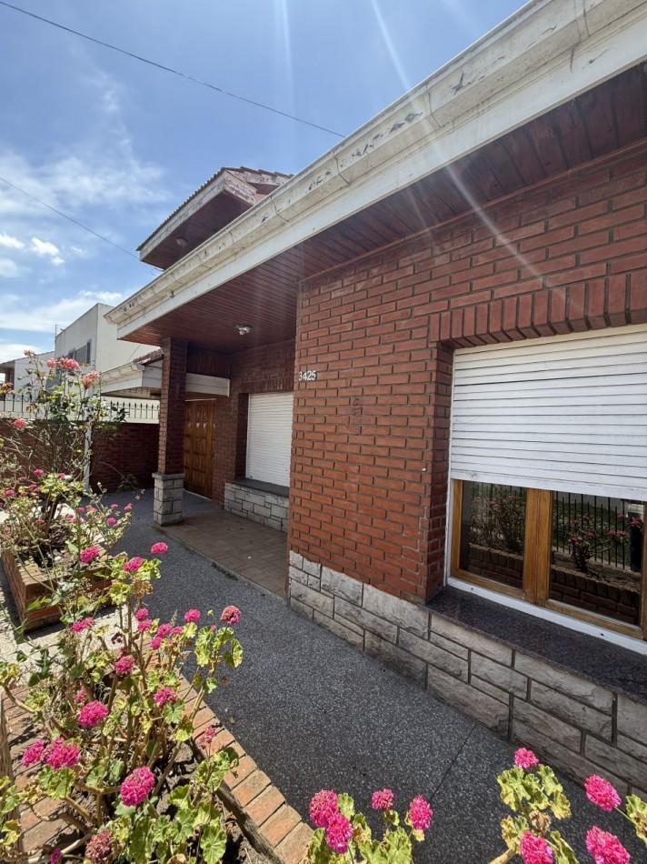 APTO CREDITO Chalet 4 ambientes con garage + departamento